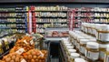 Fiyatları yarı yarıya indirdiler: İki marketin rekabeti vatandaşın cebine yaradı