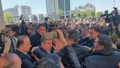 Skandal! Yandaş gazeteci Özgür Özel'e saldırıyı övdü!