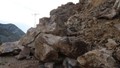 Erzurum'da heyelan: Dev kayalar yolu kapattı