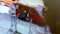 Yaşlı kadın minibüs şoförünün kurbanı oldu: Korkunç kaza kamerada