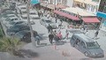 Bir genç kadını herkesin gözü yerde sürükleyip önünde kaçırmaya çalıştılar!