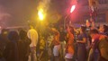 Şampiyonluğu kutlarken bebeklerini yolun ortasında unuttular