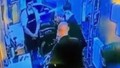 Öz kardeşini gözünü kırpmadan öldürdü! Korkunç olay kamerada!