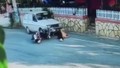 Alkollü sürücü otomobille motosikletlinin üzerinden geçip gitti!
