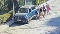 Bu nasıl anne! Çocuğu yaka paça araca bindirip kaçırdılar