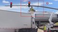TIR, trafik ışıkları için sepetli vinç üzerinde çalışan işçiye çarptı