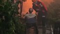 İzmir'de yangınıda mahsur kalan yaşlı vatandaş böyle kurtarıldı