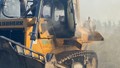 İzmir’de yangına müdahale eden dozer yandı