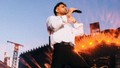 Konserde sahneye atılan şeyi görünce, ''çıkışta seninle görüşelim'' diyerek yanıt verdi