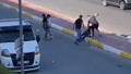 Güpegündüz ellerinde çekiç ve sopalarla trafikte birbirlerine girdiler!