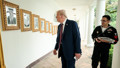 Trump yine yaptı yapacağını! Biden'ın fotoğrafını kaldırıp yerine bakın ne astırdı