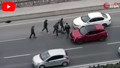 Yol verme tartışması meydan savaşına döndü! 4 kişi 1 sürücüyü tekme tokat darbetti!