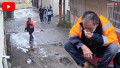 Akran şiddeti değil, çocuk şiddeti! 3 çocuk sokakta yaşayan yaşlı adamı acımasızca dövdü!