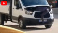Traifkte akılalmaz görüntü... Tamirci seyir halindeki kamyonetin motoruna girip arıza aradı