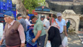 Halde satamadığı 4 ton ürünü meydanda ücretsiz dağıttı