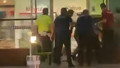 Havalimanında çift bıçaklı saldırgan dehşeti: 4 polis yaralandı