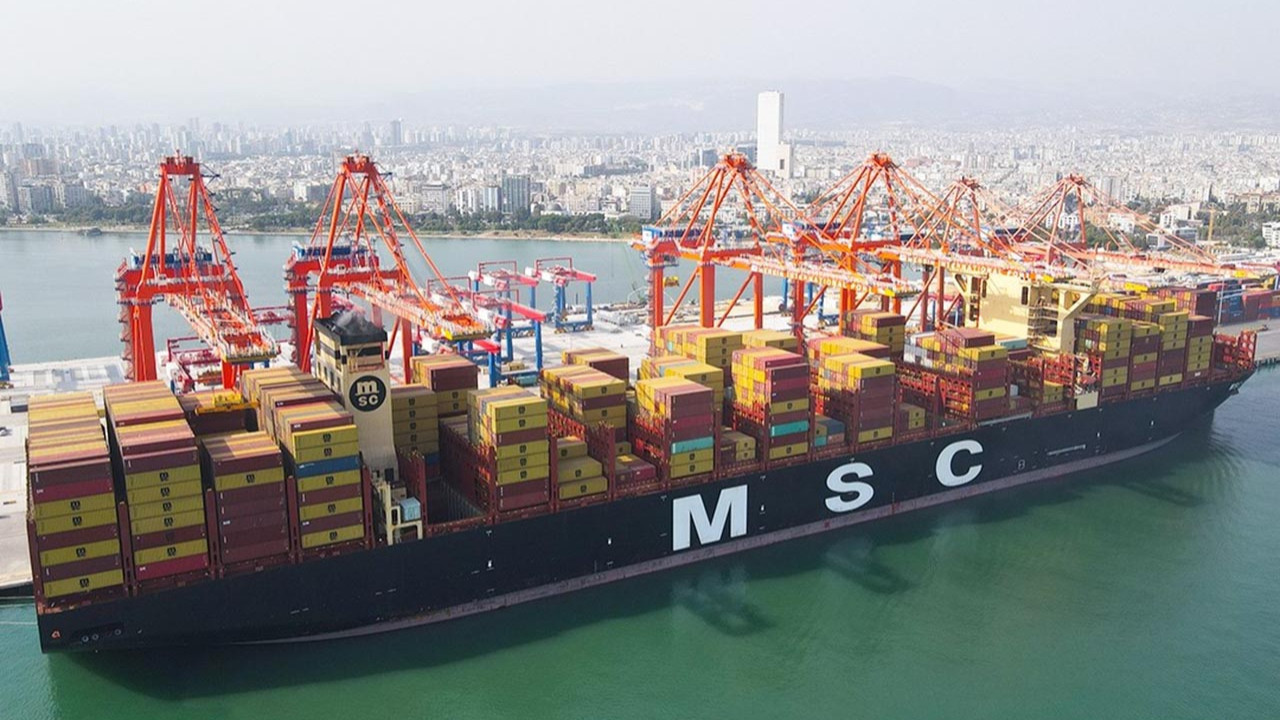 Dünyanın en büyük konteyner gemisi Türkiye'ye geldi