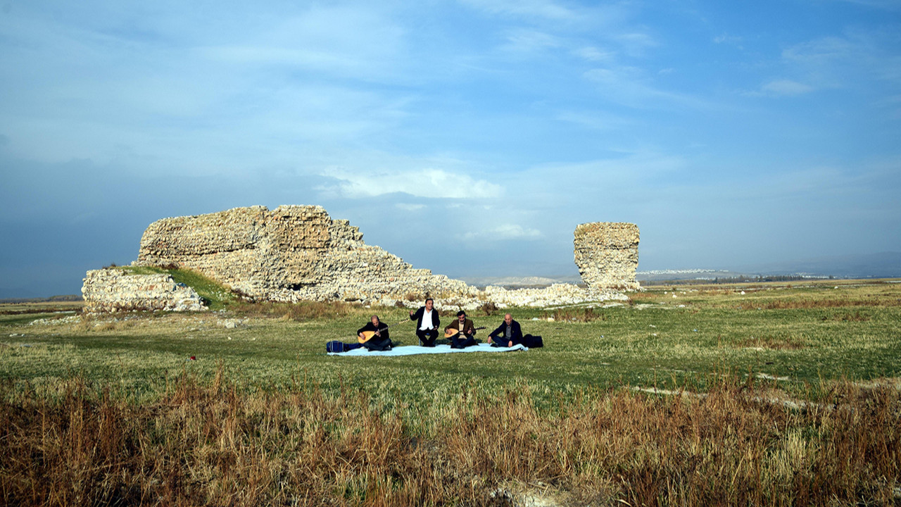 Daha önce yüzüyorlardı, şimdi ise aynı noktada oturup saz çalıp türkü söylüyorlar