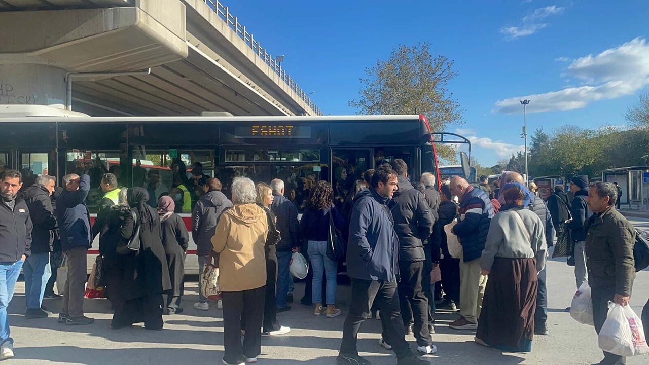 İzmir'de metro arızası: İstasyon kapatıldı, seferler durduruldu