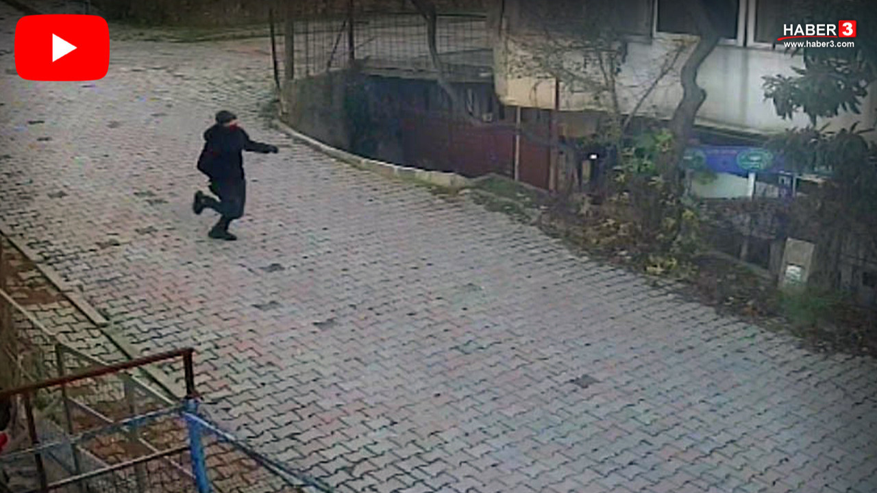 İstanbul'da anne ve çocuklarını darp edip paralarını çalan eli silahlı gaspçı dehşeti kamerada