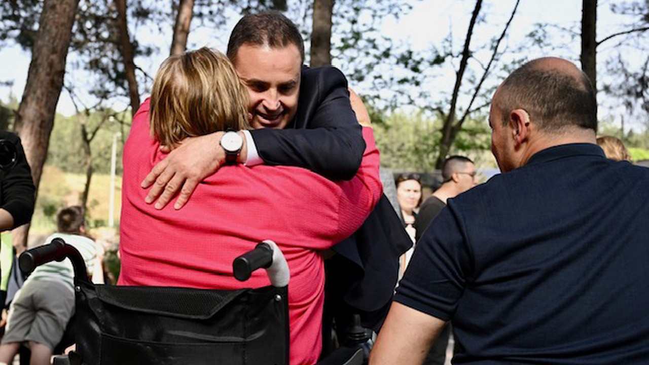 Balıkesir Büyükşehirden özel gereksinimli bireylere 5.000 TL nakdi destek