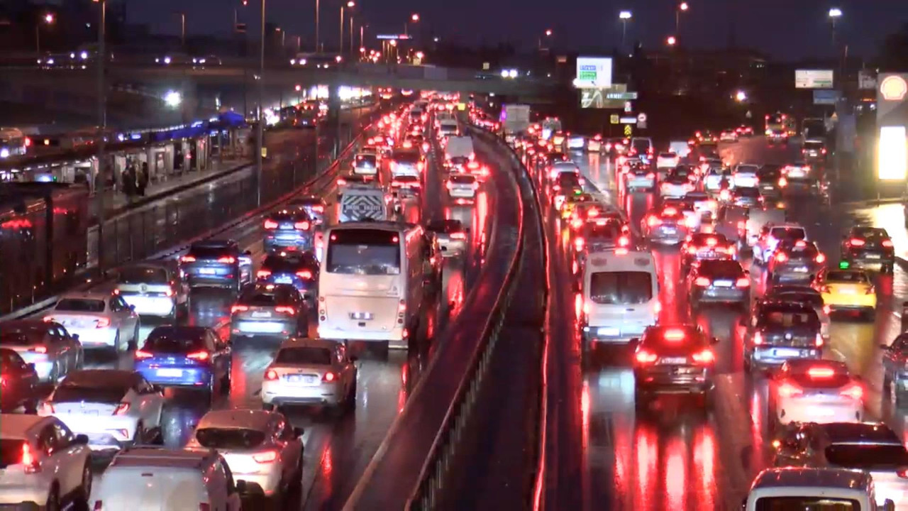 İstanbul'da haftanın ilk iş gününde trafik felç oldu
