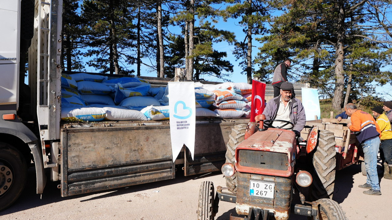 Balıkesir'de Sındırgılı depremzede çiftçilere hayvan yemi desteği