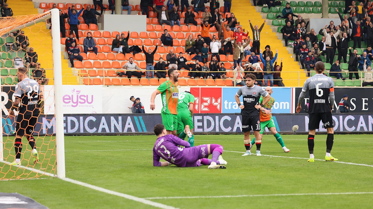 Süper Lig'de istifa depremi! Mağlubiyet sonrası teknik ekip görevi bıraktı