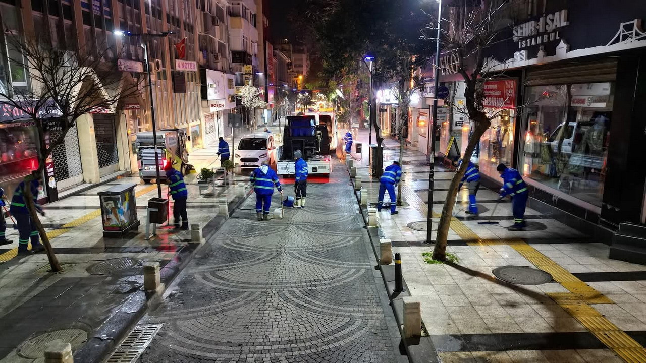 Bandırma'da yeni yıl temizliği: Kent genelinde yoğun mesai