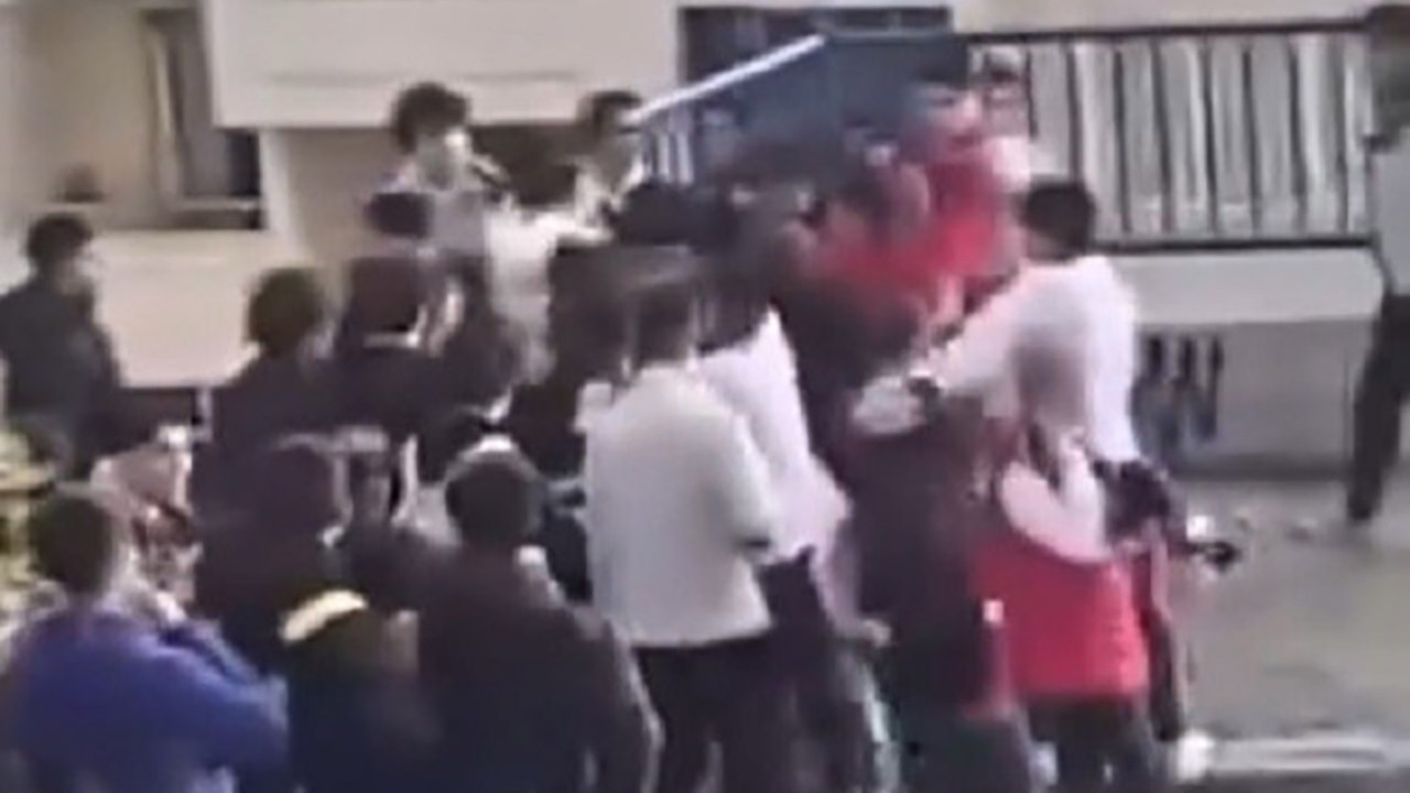İzmir'de öğrencilerin birbirine girdiği kavga kamerada