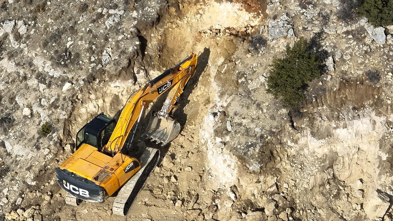 İş makineleriyle köyü talan eden defineciler suçüstü yakalandı