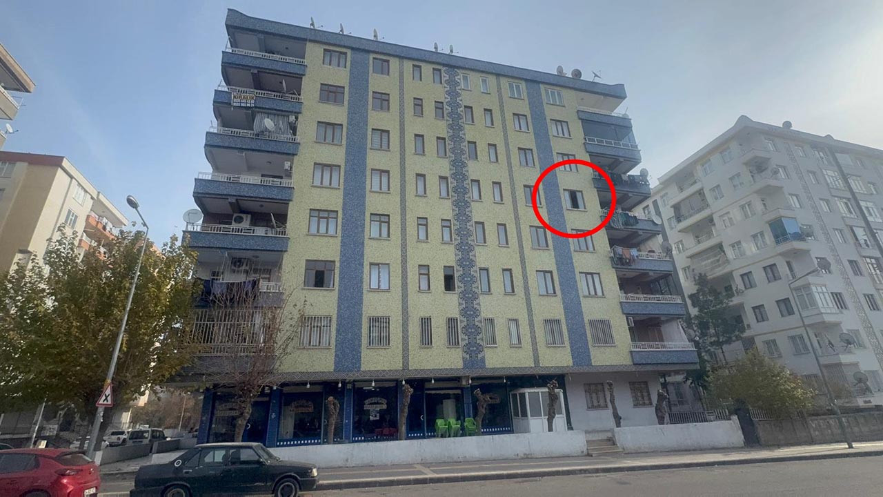 Tüyler ürperten olay! Bebeğini 4'üncü kattan aşağı attı