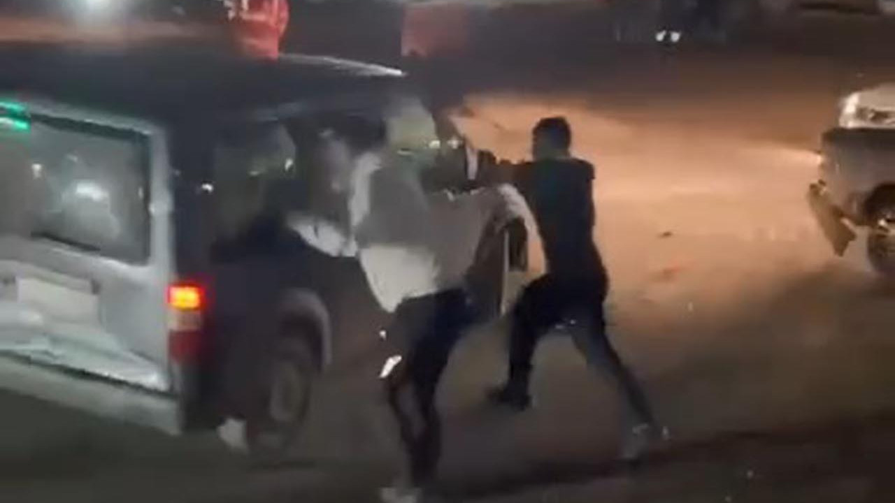 Sopalı saldırıya uğrayan sürücü aracıyla ortalığı birbirine kattı