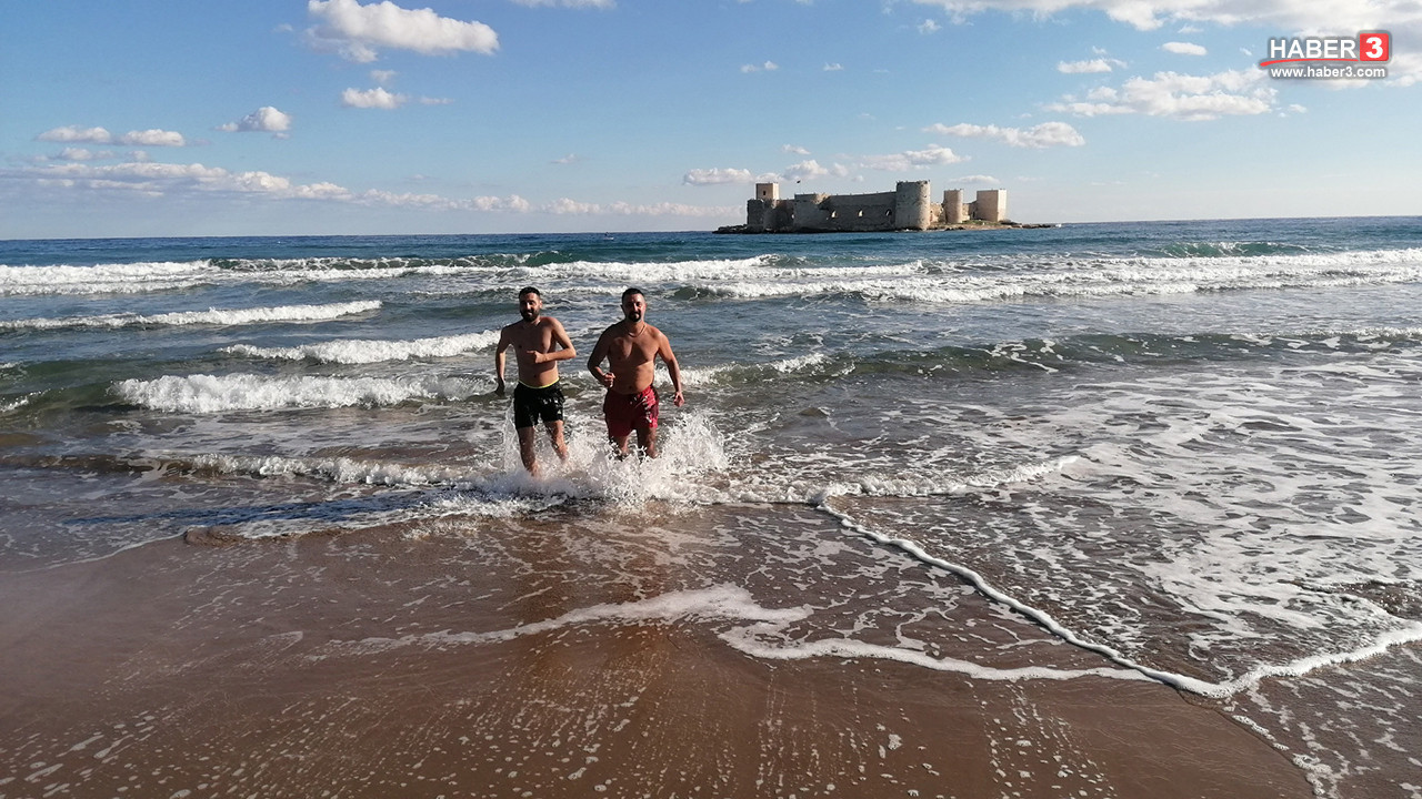 Tüm Türkiye soğuktan donuyor, onlar ise denizin keyfini sürüyor...