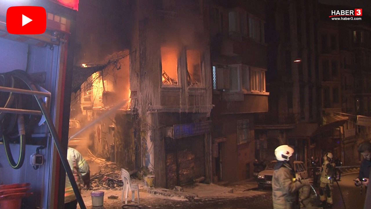 İstanbul'da yangında korku dolu anlar: Çatıya sığındılar