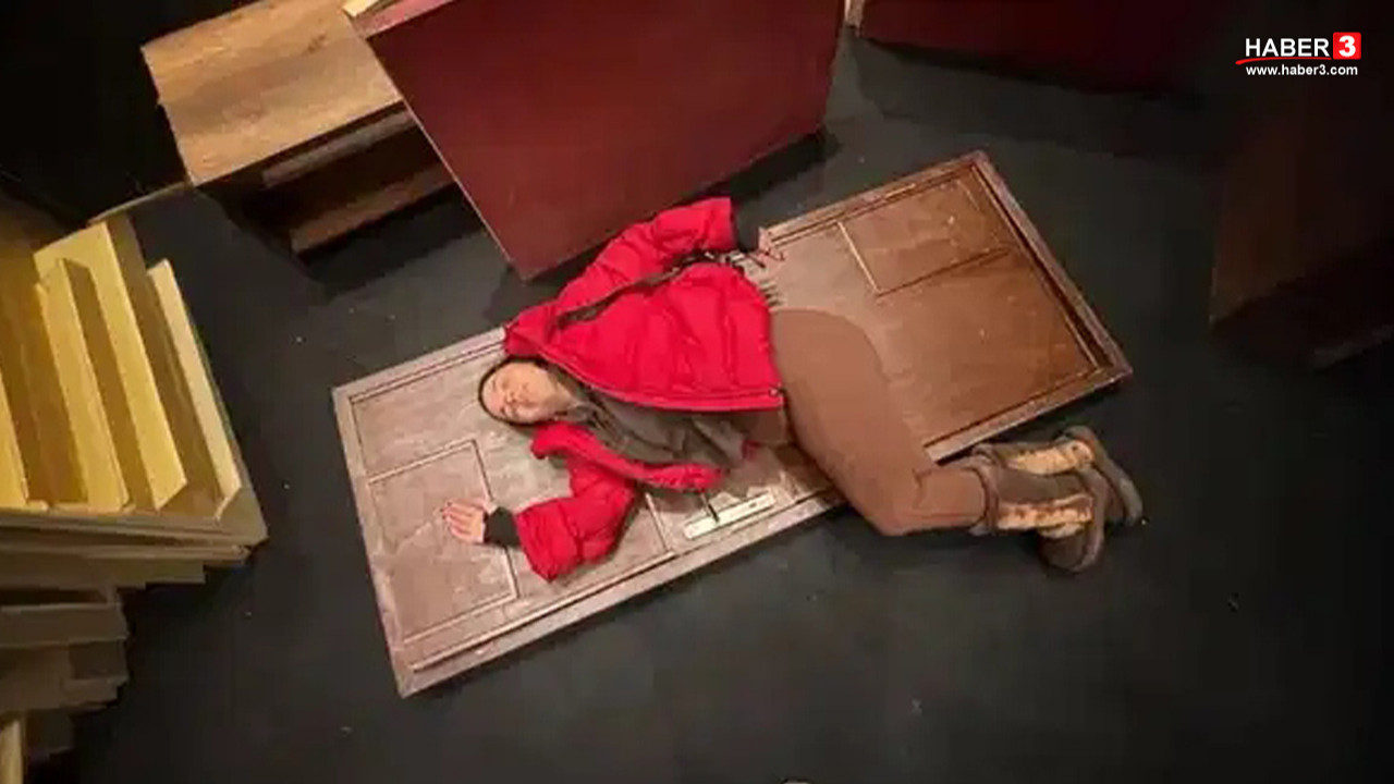 Sahnede korkutan kaza... Aslı Bekiroğlu'nun kafasına kapı düştü