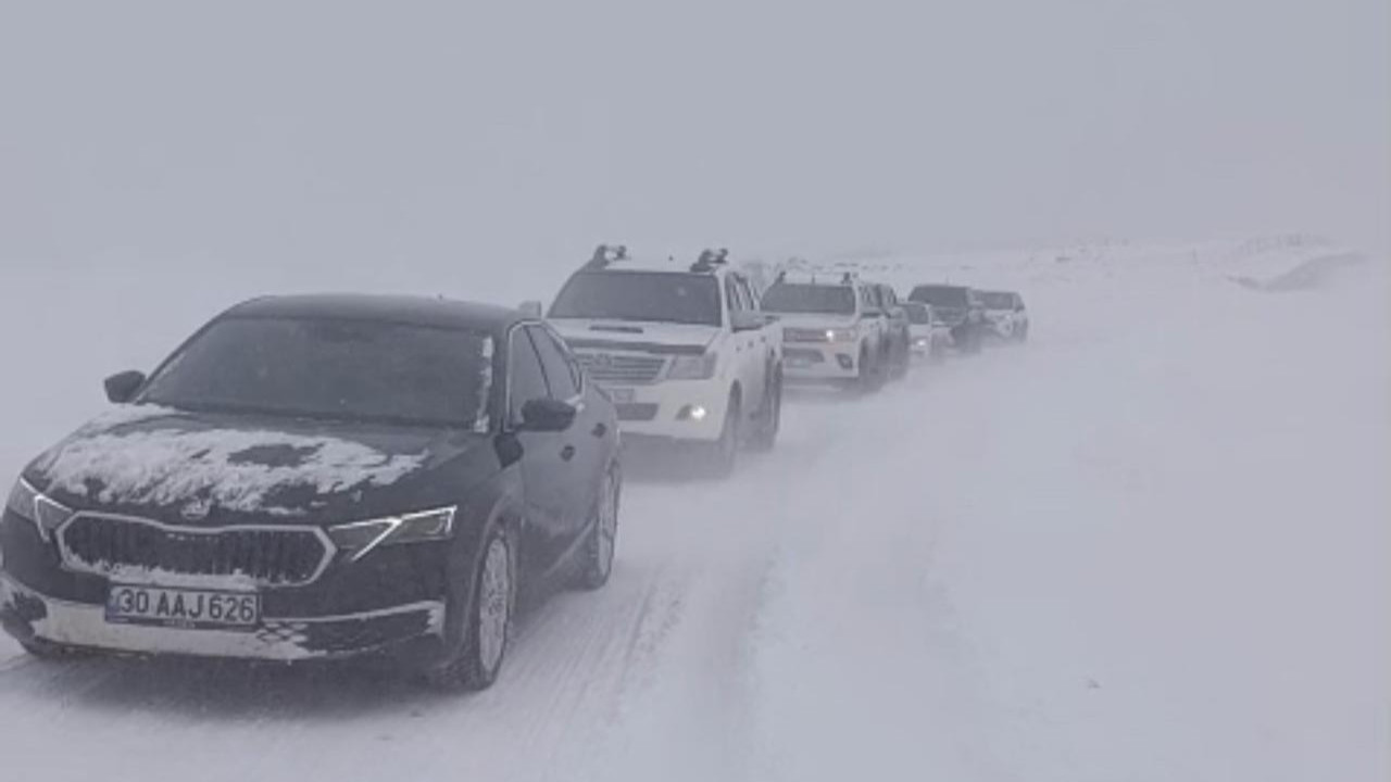 Kar fırtınasına yakalanan onlarca araç mahsur kaldı!