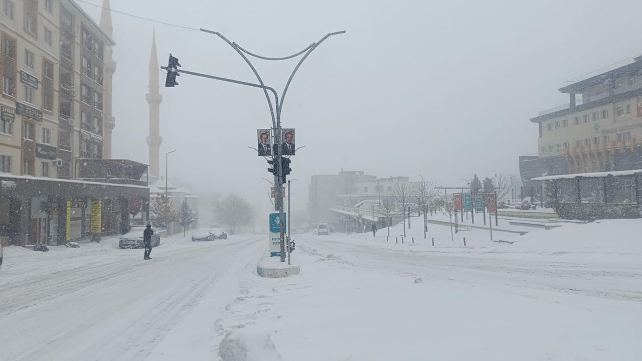 Kar yağışı hayatı durma noktasına getirdi: ''Trafiğe çıkmayın!''