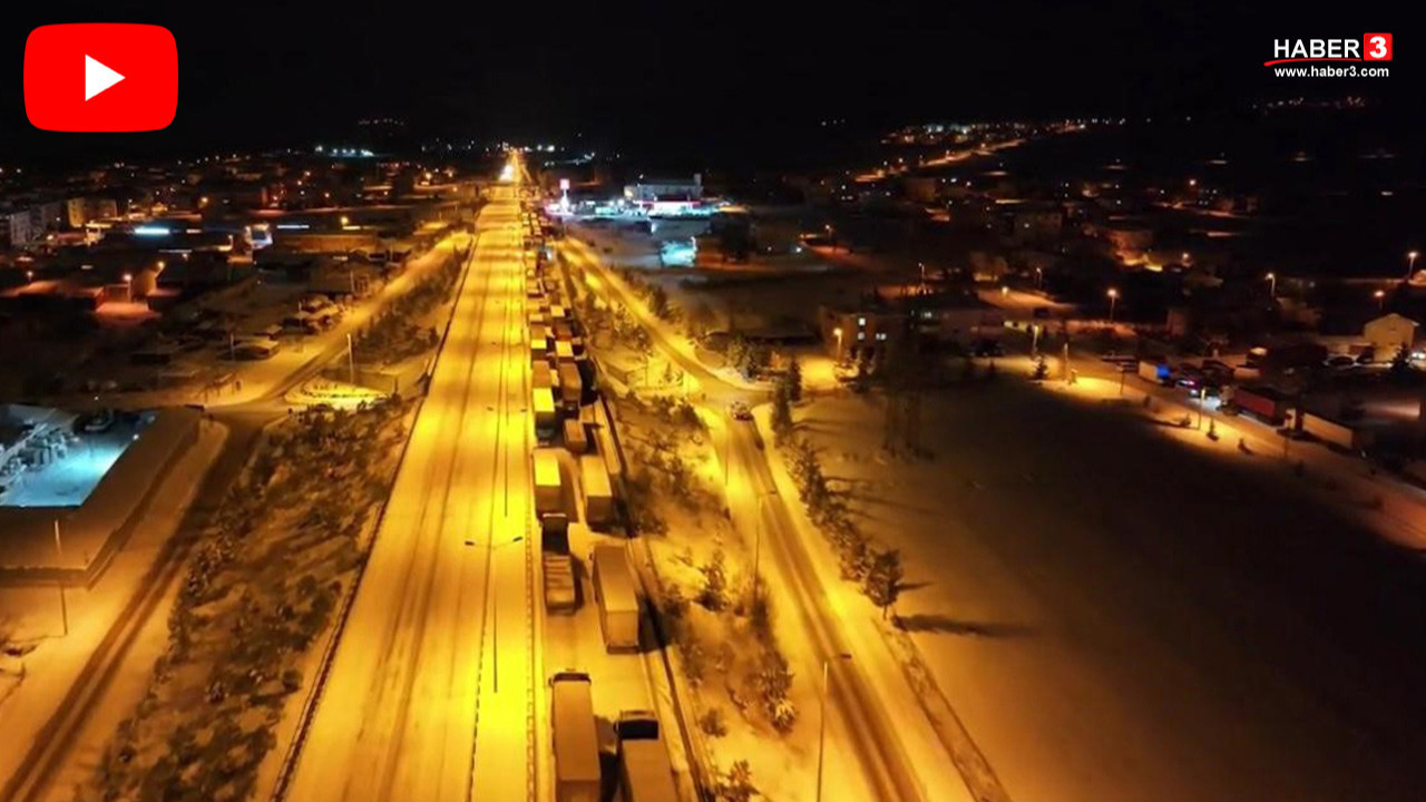 Kar bastırdı, yol dondu, D-100 karayolunda kar çilesi: Araçlar mahsur kaldı