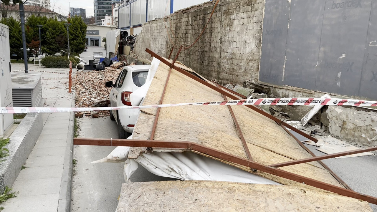 Şantiye duvarı seyir halindeki aracın üzerine devrildi!