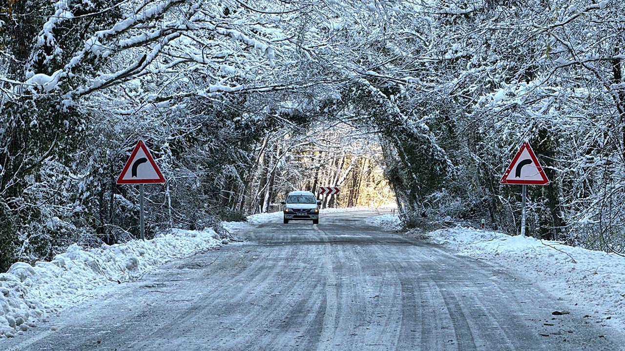 Türkiye'nin en güzel yolu beyaz gelinliğiyle hayran bıraktı