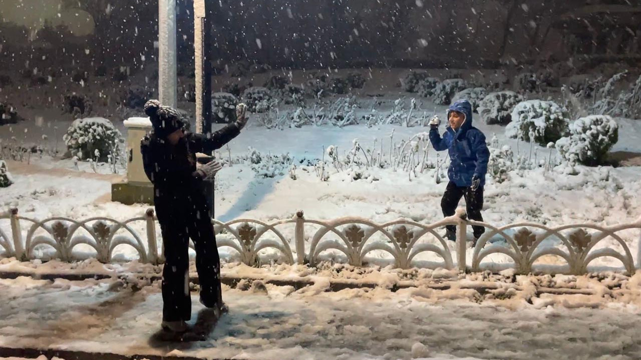 İstanbul'un kar hasreti sona erdi: Lapa lapa kar yağdı!