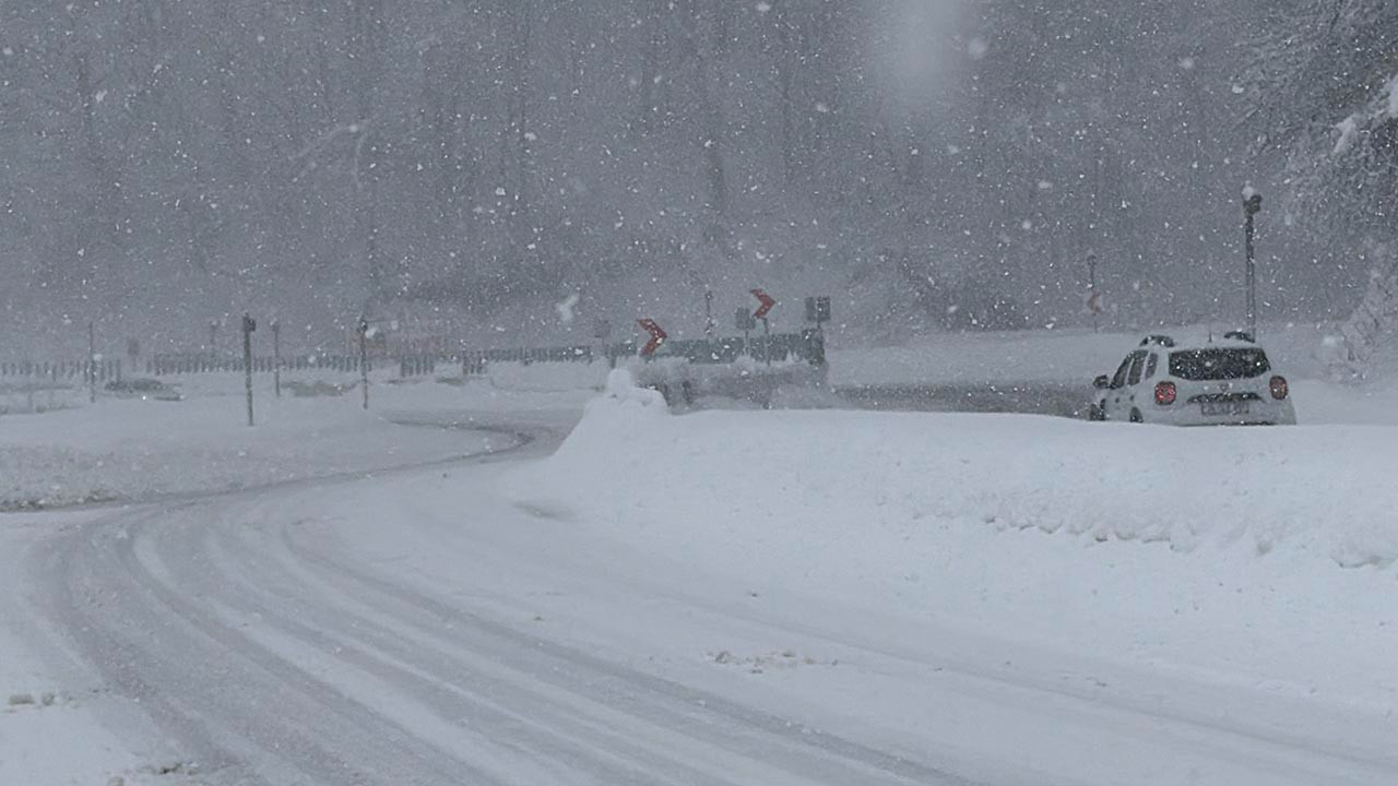 Yoğun kar yağışı Bolu Dağı'nda ulaşımı felç etti!