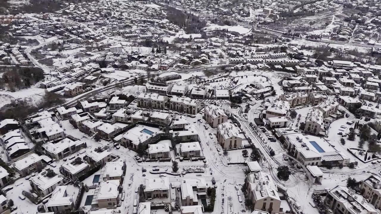 İstanbul bembeyaz! Yeni yılın ilk gününde kartpostallık kar manzaraları