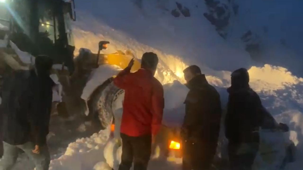 Hakkari'de can pazarı! Otomobil çığ altında kaldı