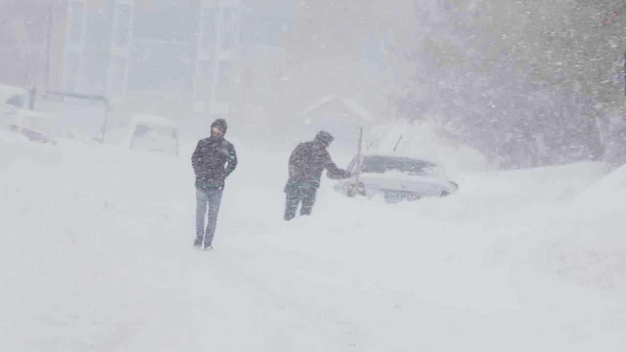 Kar ve dondurucu soğuklar Türkiye'yi esir aldı: Binlerce yerleşim yerine ulaşılamıyor!