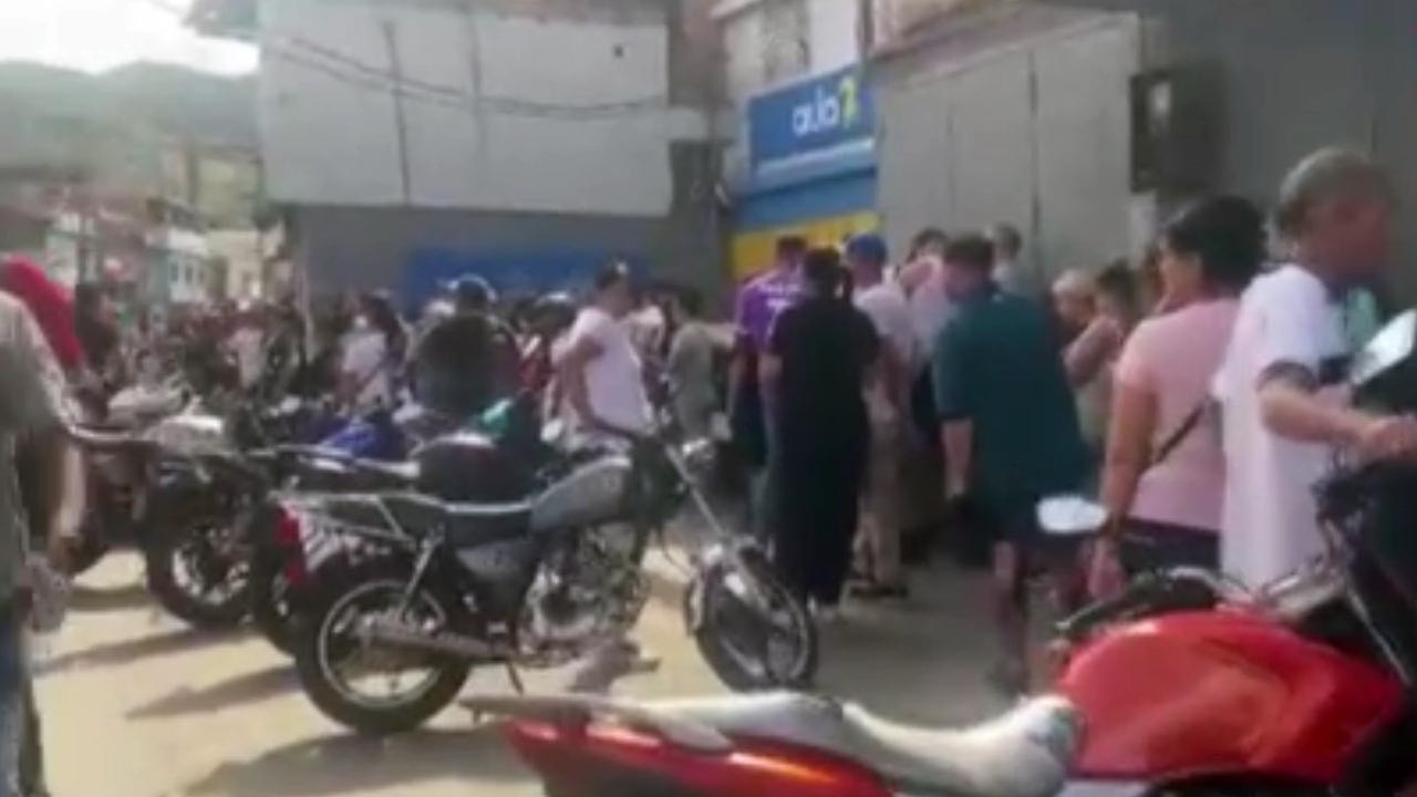 Venezuela halkı marketlere hücum etti