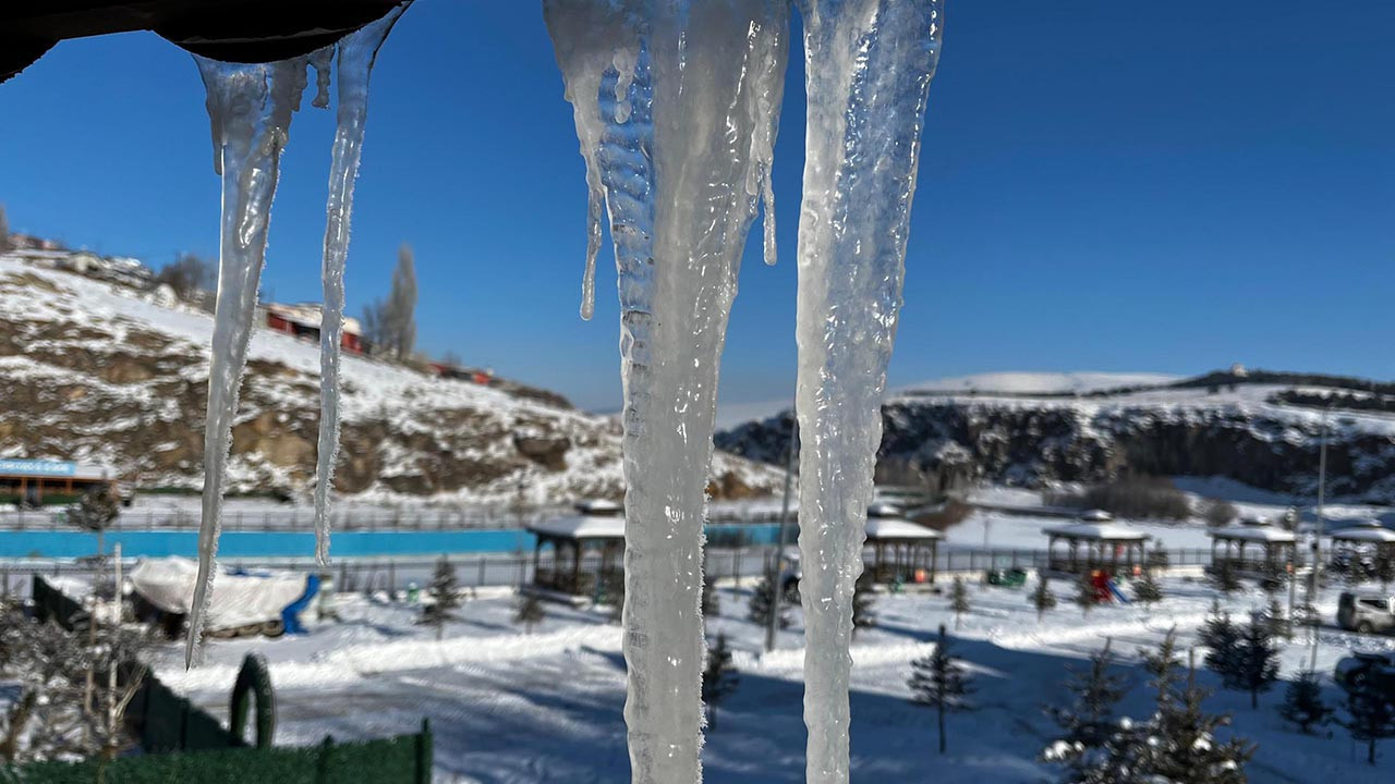 İşte Türkiye'nin Sibirya'sı: Sıcaklık eksi 36'ya düştü, araçlar çalışmadı