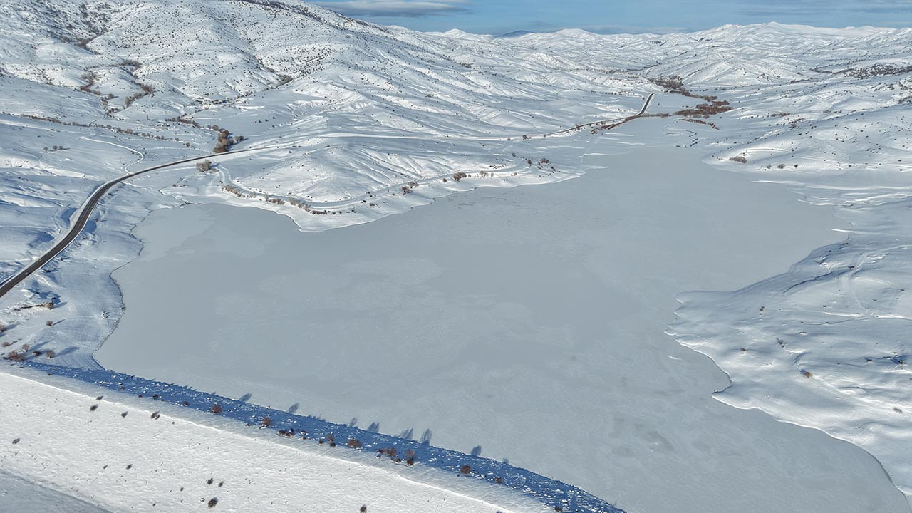 Yıldız Göleti tamamen buz tuttu