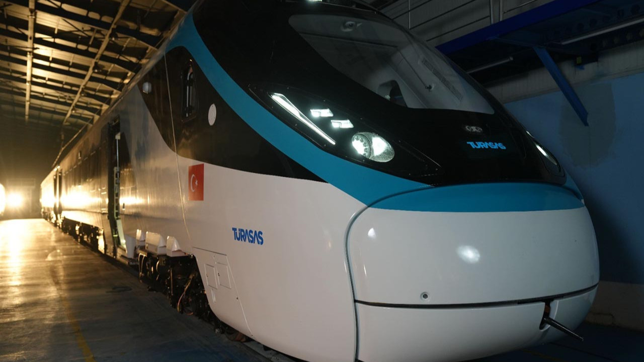 Türkiye'nin Milli Elektrikli Hızlı Tren'i raylara iniyor!